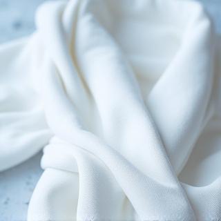 雪景色のような純白の厚手のシルクロブ
